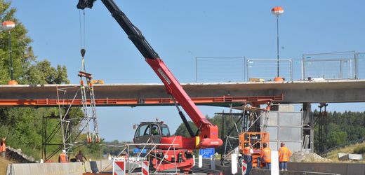 Stahlträger stürzt auf A81 bei Bad Dürrheim – Autobahn vollständig gesperrt