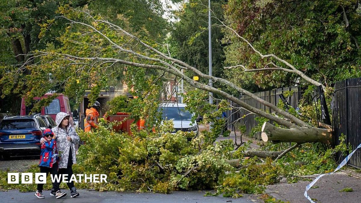 Sturm Austen bringt schwere Stürme in den Süden Großbritanniens, weitere Regenfälle erwartet