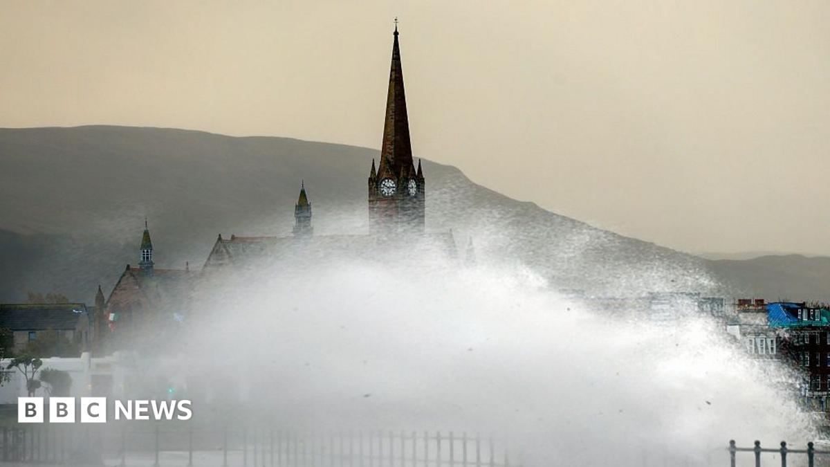 Storm Boelo Kills One, Leaves Hundreds of Thousands Without Power in UK