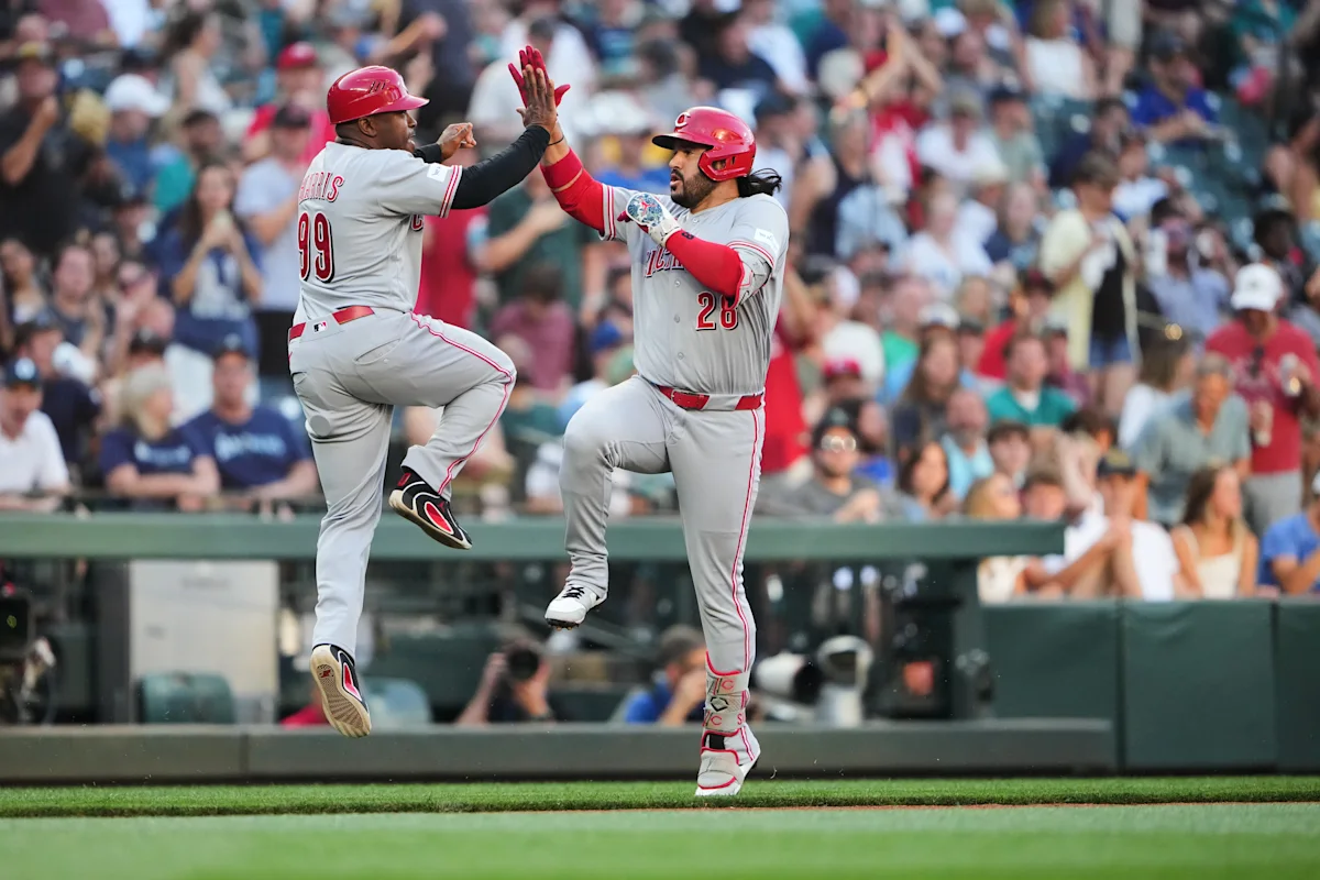 Suárez Homers, Burns Shines as Reds Top Mariners