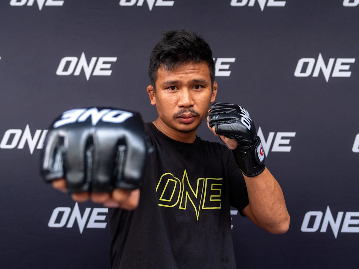 Superlek bereitet sich bei offenem Training auf das Rematch gegen Dayakaev vor