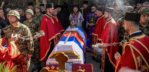 Tausende nehmen in Belgrad Abschied von Kriegsverbrecher Ratko Mladić, EU verurteilt Verherrlichung