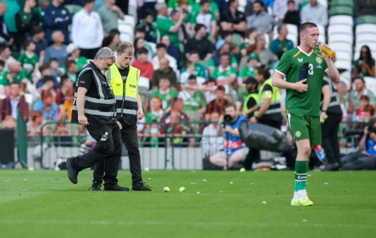 Tennisball-Protest stört Fußball-Freundschaftsspiel zwischen Ireland und Qatar