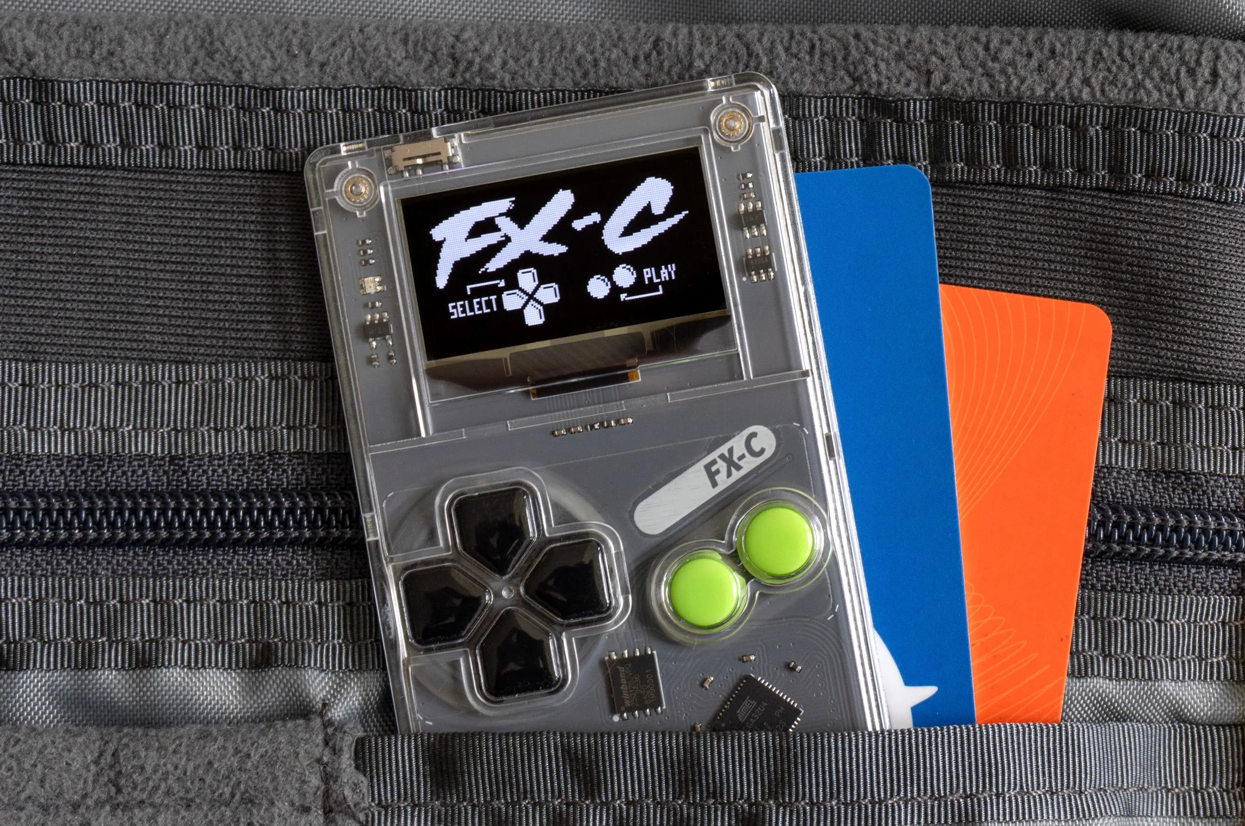Arduboy FX-C एक पॉकेट-फ्रेंडली हैंडहेल्ड गेमिंग विकल्प प्रदान करता है