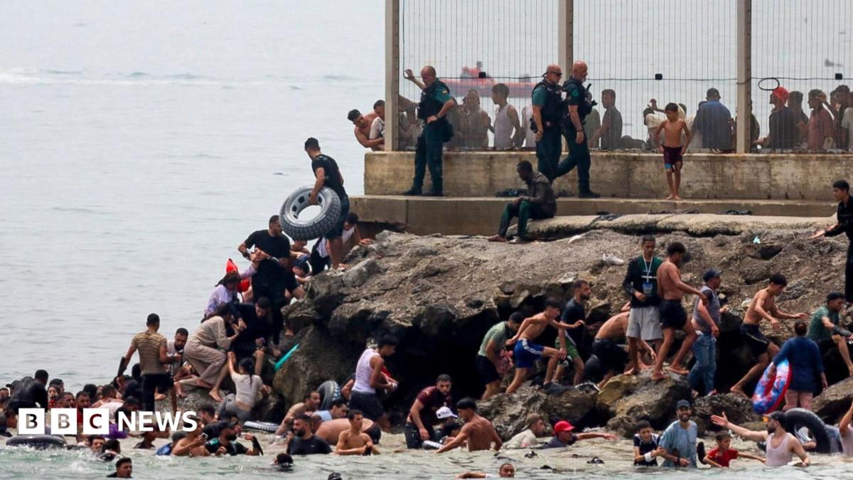 Miles de Migrantes Cruzan a la Enclave Española de Ceuta desde Marruecos