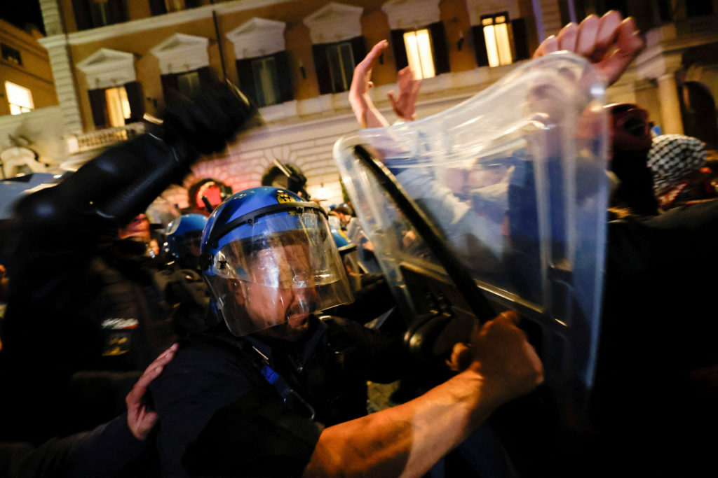 Tausende protestieren in ganz Italien, während Soldaten das Zentrum von Mailand bewachen