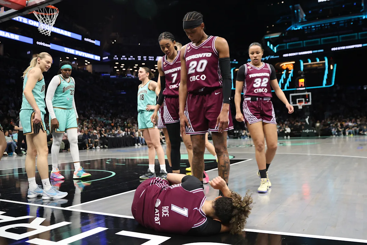 Toronto 新秀 Kiki Rice 在对阵 New York Liberty 的比赛中受伤