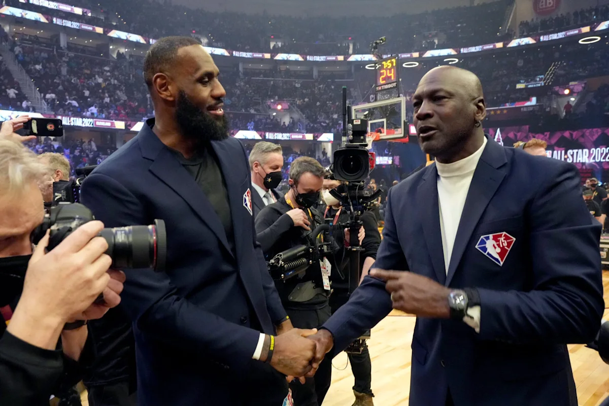 Travis Compara a Atleta Transgénero con Leyendas de la NBA