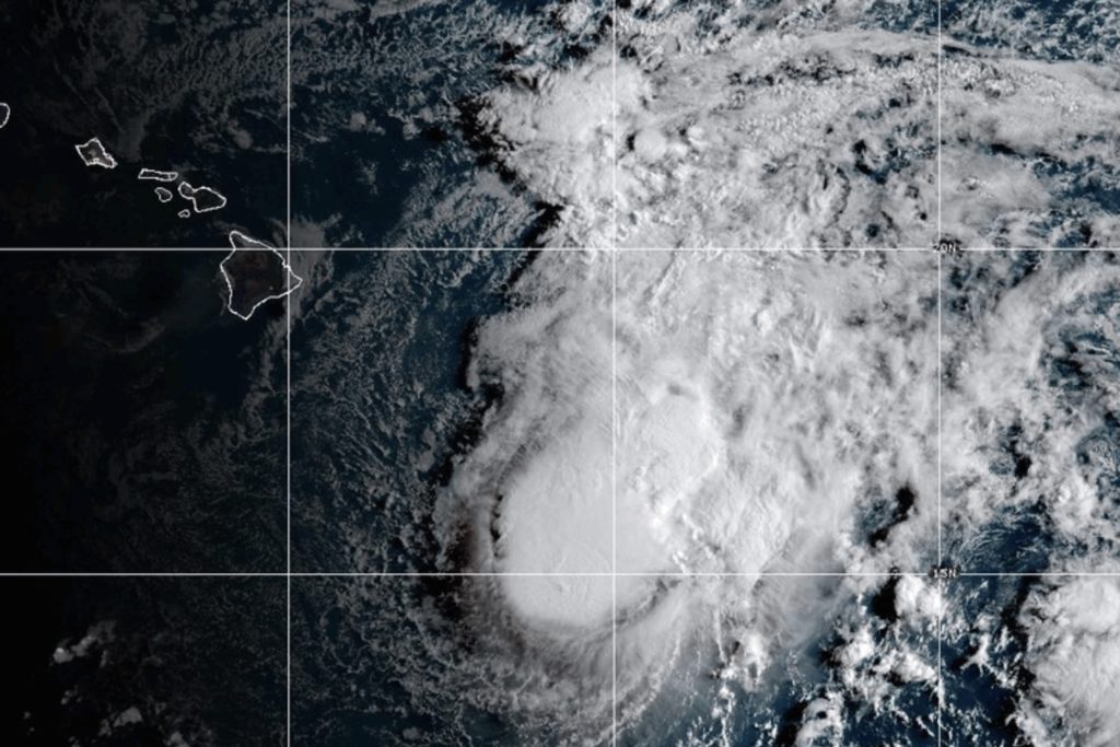 Tropical Storm Moke Advances Toward Hawaii Following Hurricane Lala