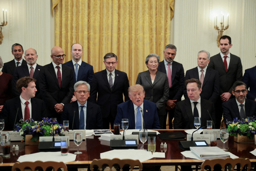 Trump respalda la autorregulación de la IA mientras se intensifica el debate sobre la seguridad