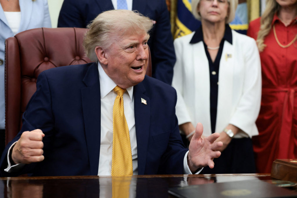 Trump critica a la fiscal federal Pirro tras el desestimación del caso de vandalismo en el estanque reflector
