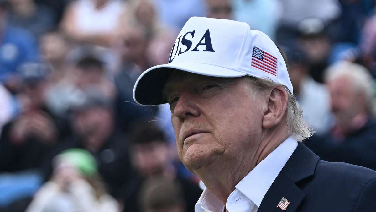 Trump kritisiert KI-Sicherheitswarnungen als Verschwörung, während Experten zur Vorsicht mahnen
