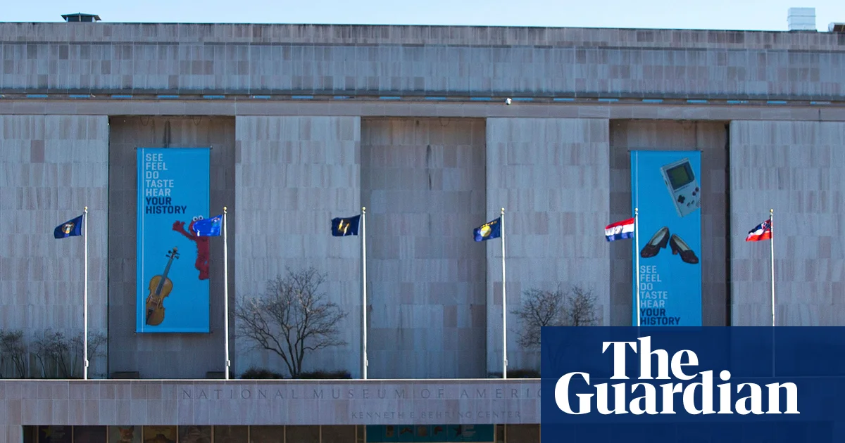 Trump Ordena Colocar Señales Fuera del Museo Smithsonian para Destacar Informe de la Casa Blanca