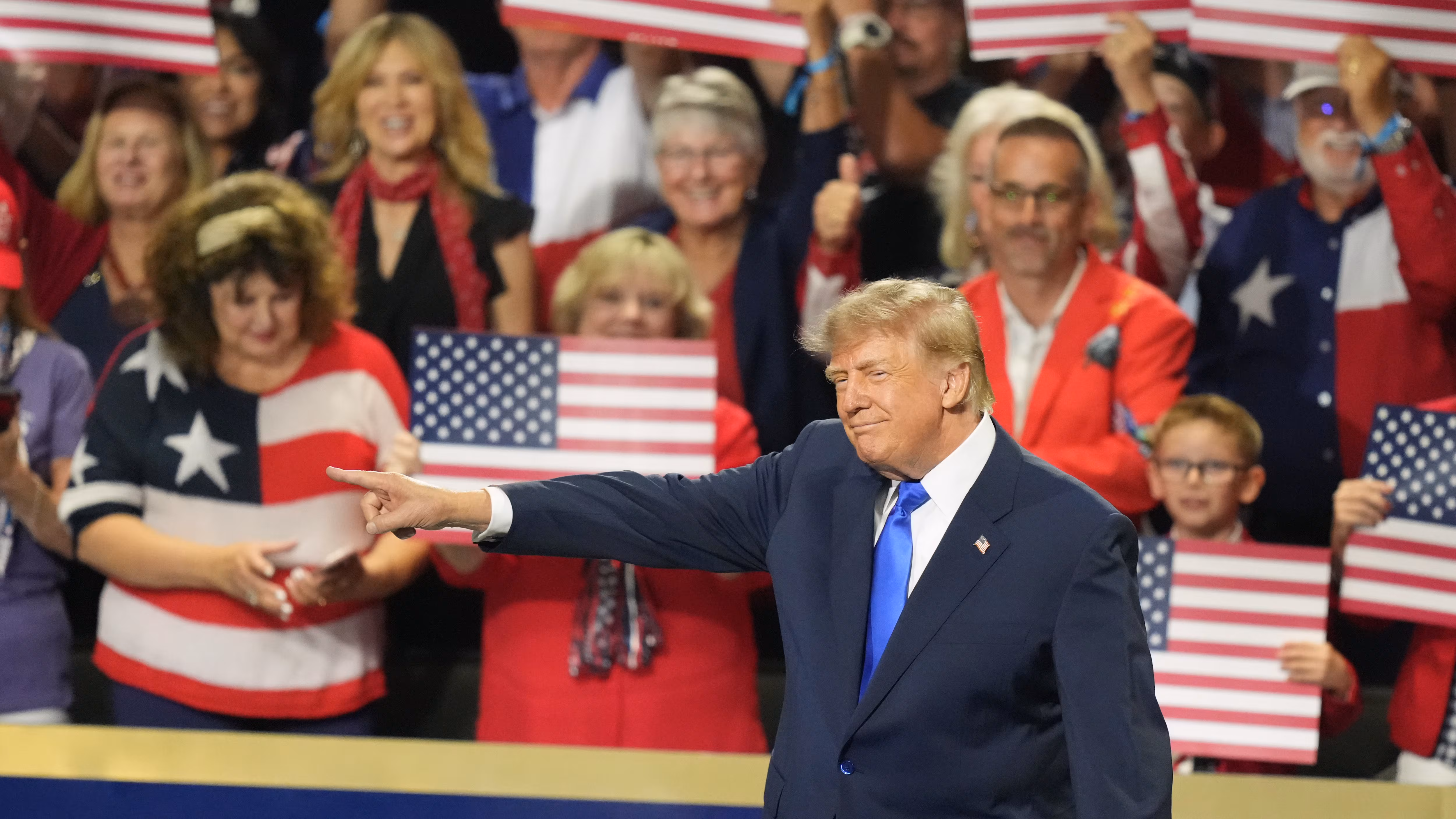 Trump promete 5.000 dólares a cada adulto estadounidense si los republicanos ganan las elecciones de medio mandato