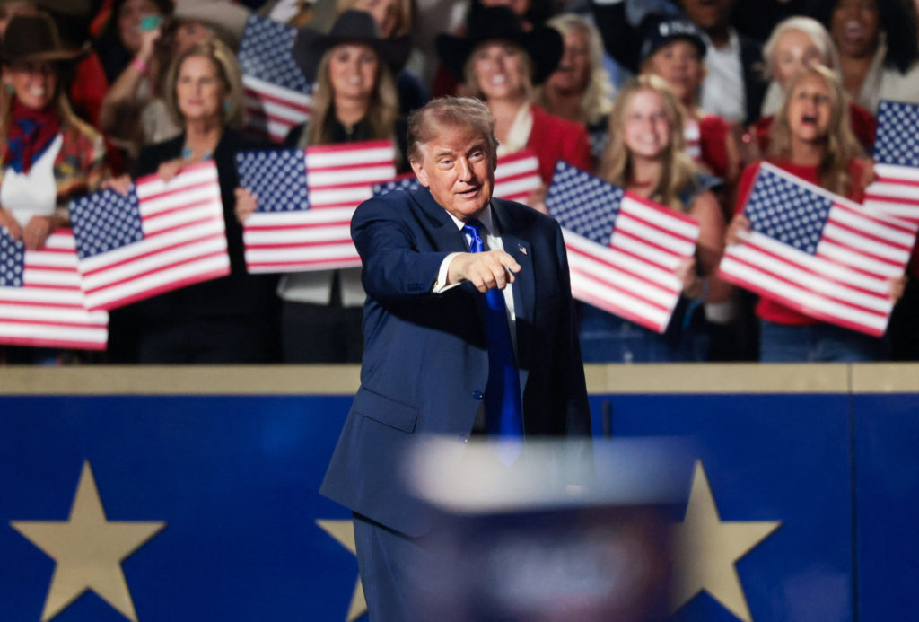 Trump Promises $5,000 ‘Dividend’ if Republicans Win Midterms, Plan Faces Funding Questions