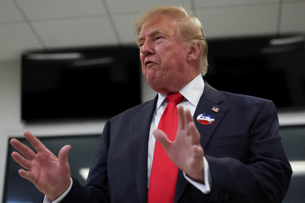 Trump Vota Anticipadamente en las Elecciones de Medio Término de Florida, Reitera las Afirmaciones sobre las Elecciones de 2020