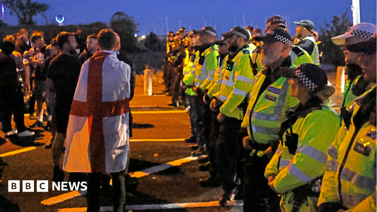 Zwölf Festnahmen nach Anti-Migranten-Protest in Gosport