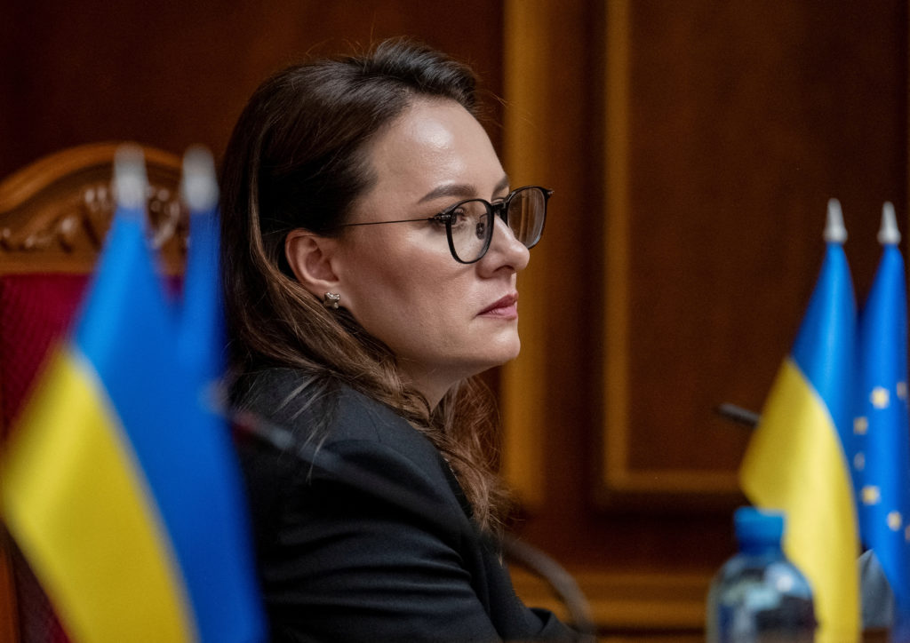 El Primer Ministro de Ucrania Dimite Mientras Zelenskyy Anuncia una Remodelación Gubernamental