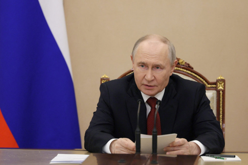 Ukrainische Drohnenangriffe richten sich gegen russische Ölraffinerien, Putin räumt Kraftstoffknappheit ein