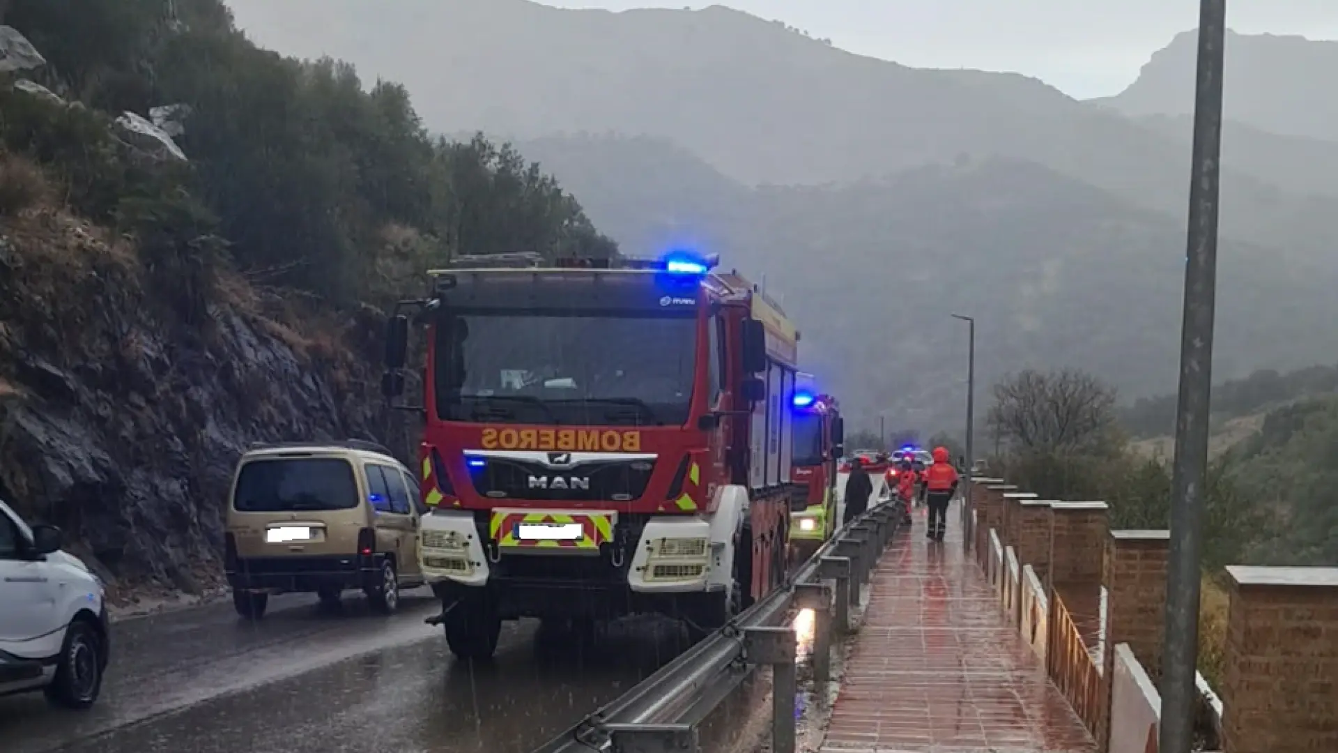 Un muerto y tres heridos al caer una roca sobre un vehículo en Málaga