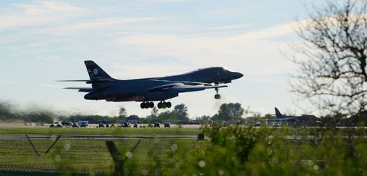 US-Luftwaffe zieht Bomber von RAF Fairford ab, Verdacht auf iranische Unterstützung bei möglichem Anschlag