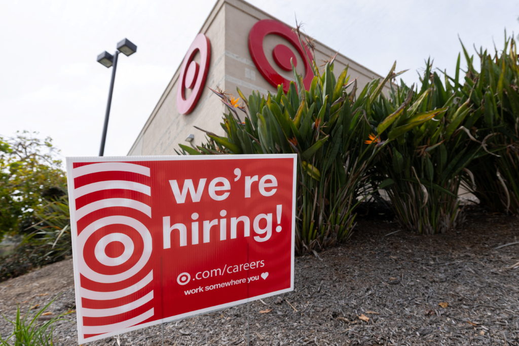 U.S. Unemployment Claims Drop to 206,000 Amid Low Layoffs