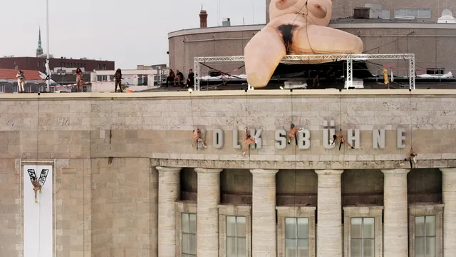 Volksbühne Berlin eröffnet Spielzeit mit Plastiktorso und finanziellen Sorgen