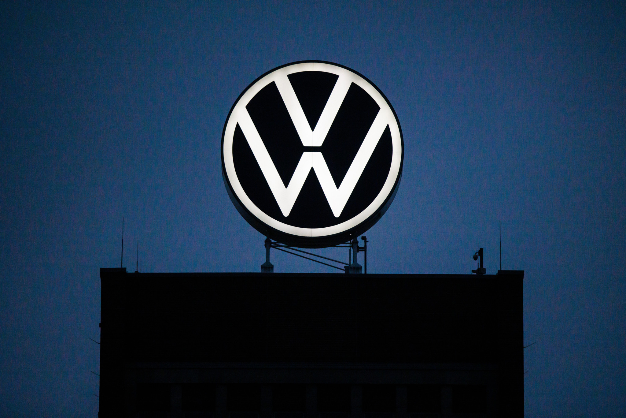 Volkswagen streicht weltweit 50.000 Stellen und stellt Zukunft von vier Werken in Frage