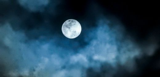 Vollmond und Schlaf: Neue Erkenntnisse über Schlafgewohnheiten und die Acht-Stunden-Regel