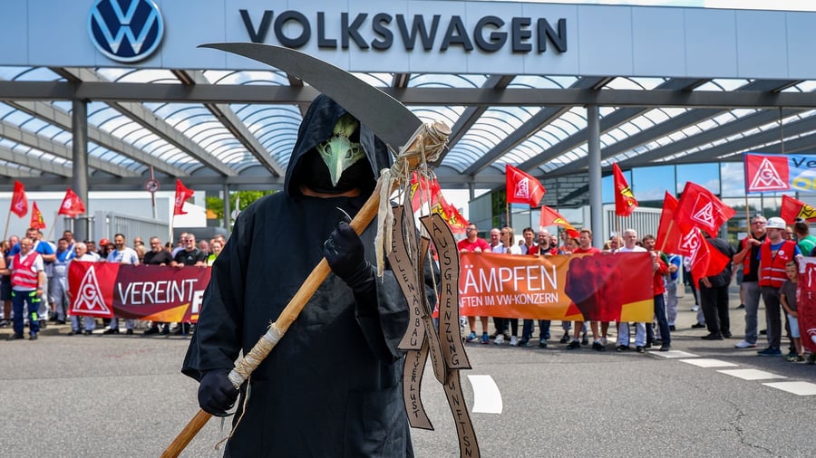 VW-Aufsichtsrat billigt Sparplan und Stellenabbau – Zukunftsperspektiven für Werke ungewiss