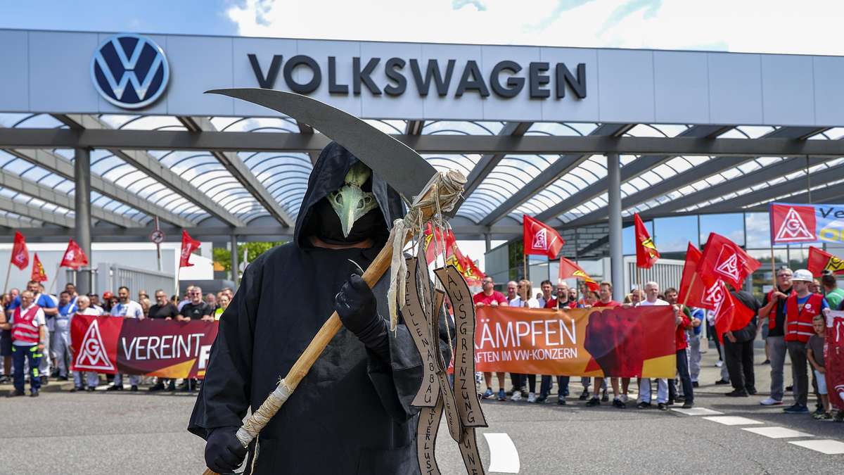 VW plant verschärften Sparkurs: 40-Stunden-Woche und ungewöhnlicher Deal im Gespräch