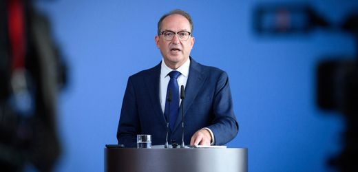 Waffenfund bei Berlin: Ermittlungen gegen Verdächtigen und mögliche ausländische Beteiligung