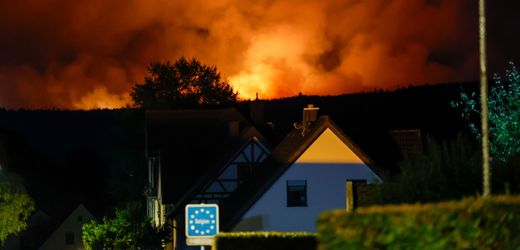 Waldbrand breitet sich in der Eifel aus, Evakuierungen in Monschau