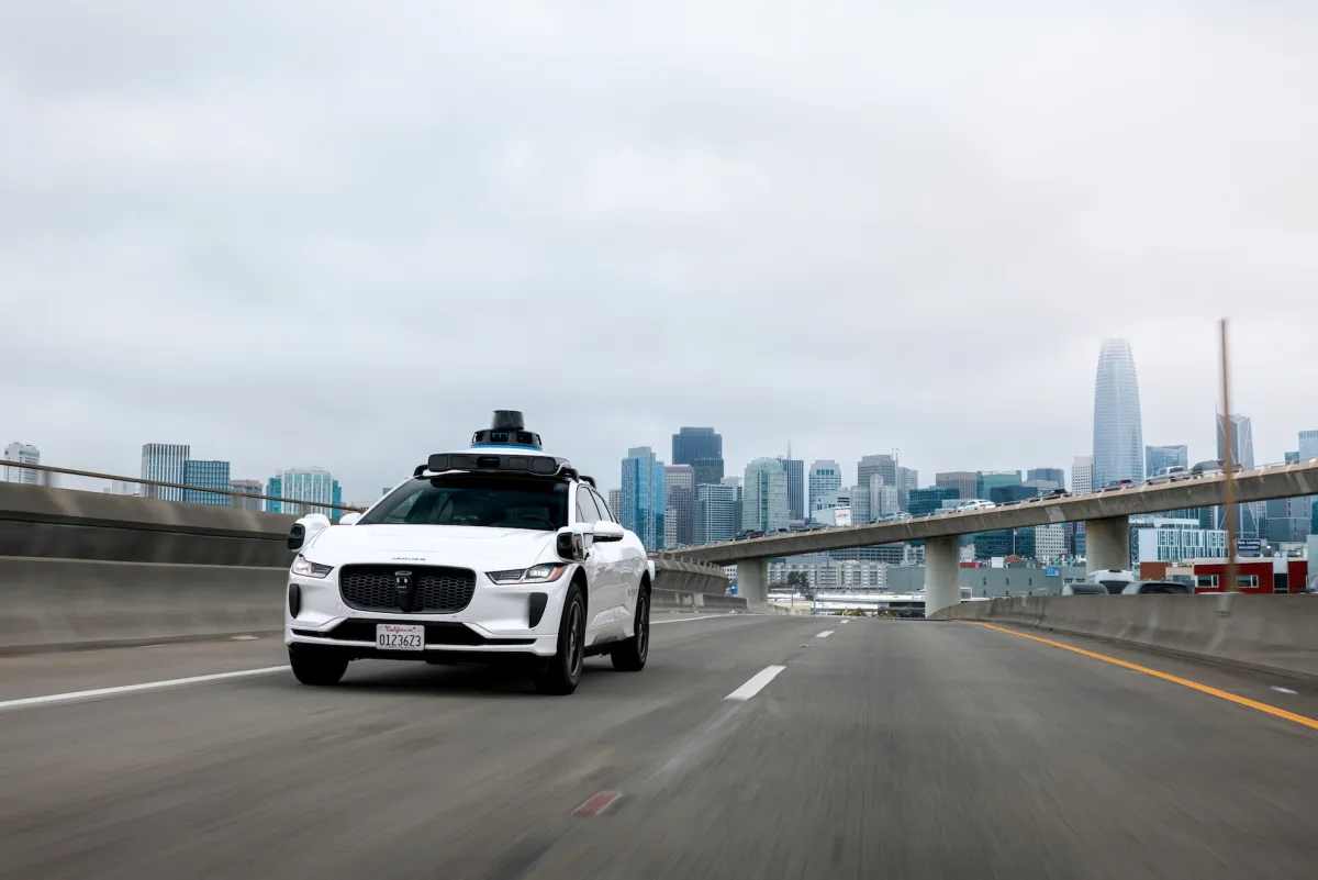 Роботакситата на Waymo Възобновяват Пътувания по Автомагистрали в Финикс