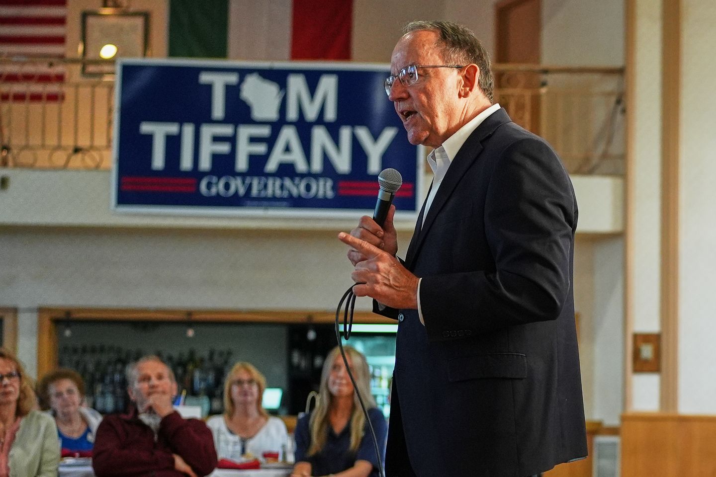 Wisconsin Gubernatorial Candidate Injured After Plane Lands in Lake