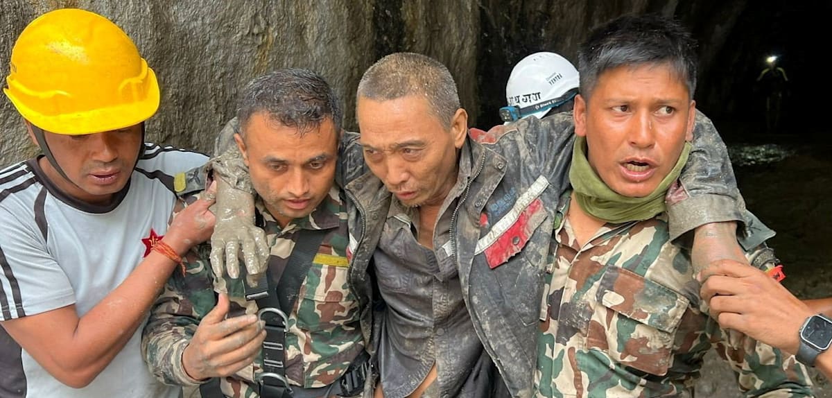Zehn Tage nach Flutkatastrophe in Nepal werden zwei weitere Überlebende gerettet, Hunderte vermisst