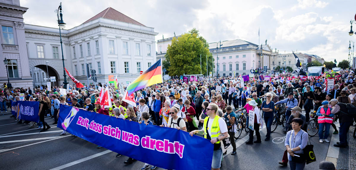 Zehntausende demonstrieren bundesweit gegen Rechtsextremismus nach Wahlerfolg der AfD