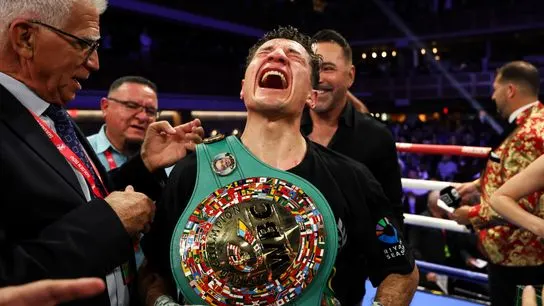 Zepeda Defeats Roach Jr. to Win WBC Lightweight Title