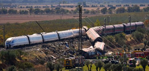 Zugunglück in Spanien fordert mindestens 68 Todesopfer, Ermittlungen deuten auf menschliches Versagen hin