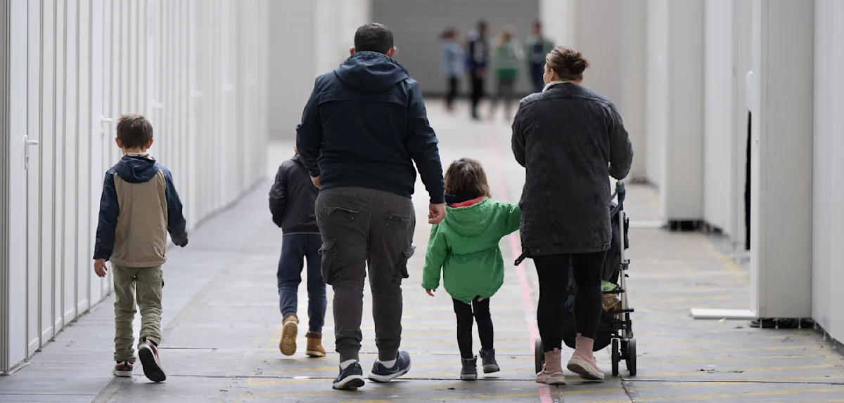 Zunehmende Zahl von Migranten verlässt Deutschland freiwillig, während Syrer ihren Schutz verlieren