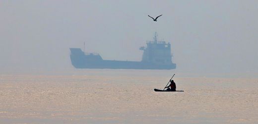 Zwei Containerschiffe nach Angriffen in der Straße von Hormus gesunken