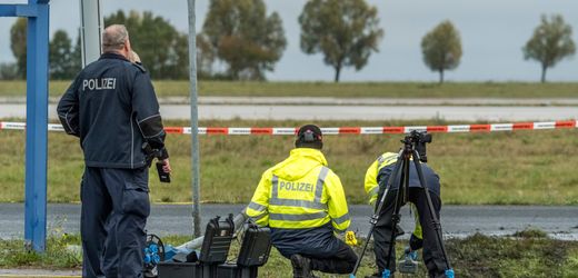 Zwei Männer stellen sich nach Zaundurchbruch am Flughafen Leipzig/Halle